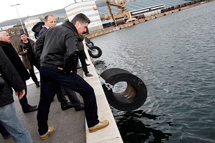Šibenik, 24.2.2015 - Predsjednik Vlade Zoran Milanović i ministar pomorstva, prometa i infrastrukture Siniša Hajdaš Dončić posjetili su Šibensko-kninsku županiju. Obišli su završeni projekt izgradnje i proširenja Gata Vrulje. 
foto HINA/ iš